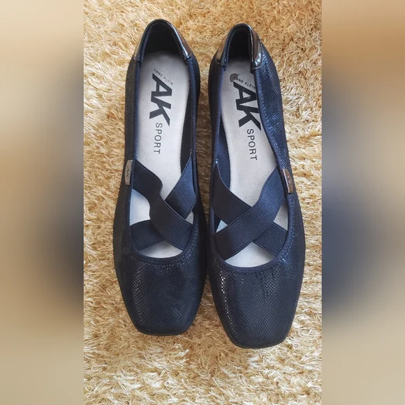 Ann Klein Sport Women's Black Flats. Size 10 Worn Once...Like New - Picture 2 of 3